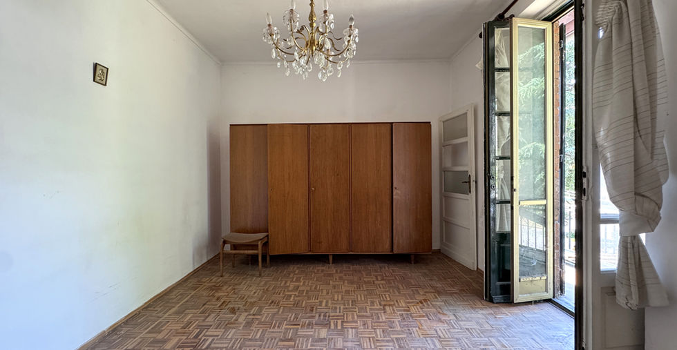 Camera con balcone e pavimenti d’epoca – appartamento da ristrutturare Susa