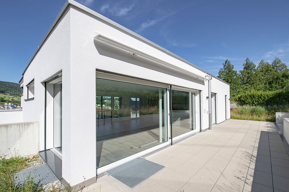 modernes Einfamilienhaus in Hanglage im Rheintal in der Ostschweiz. Immobilie zum Kaufen.