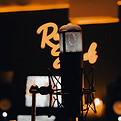 Studiomikrofon framför Rude Sounds Studios logotyp.