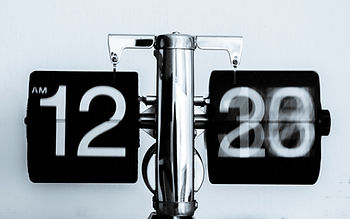 Digitale Uhr mit der Uhrzeit 12:20 Uhr.