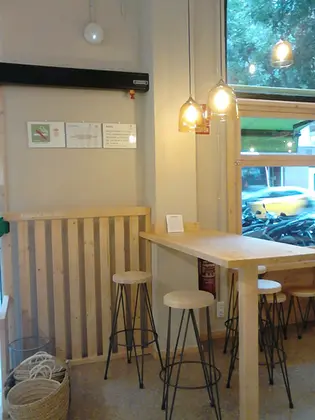 barra alta de madera para comercios de alimentación en Barcelona, Proyectos Contract