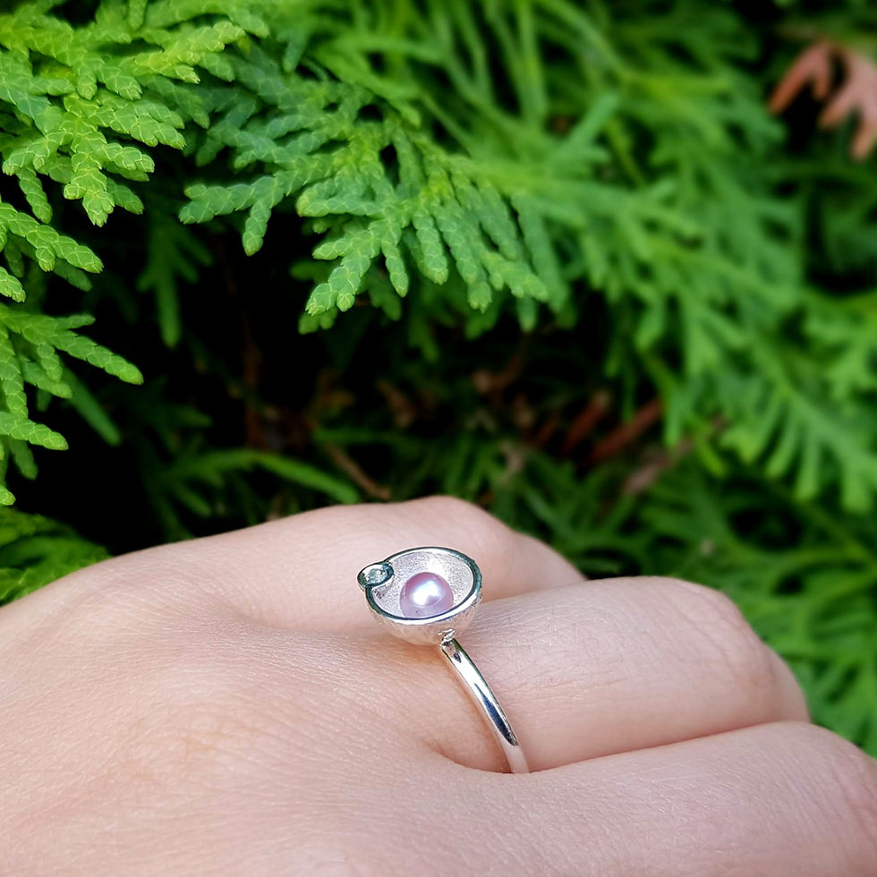 Miniatiūra: sidabro žiedas su perlu ir žaliu safyru autorinė juvelyrika anima jewelry papuošalai Vilnius