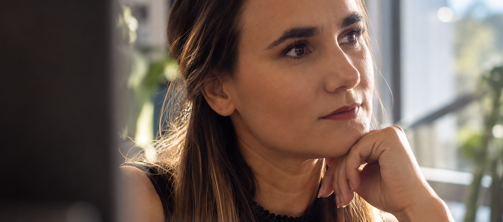 Portrait von Alison Marburger in einer ruhigen Beratungssituation
