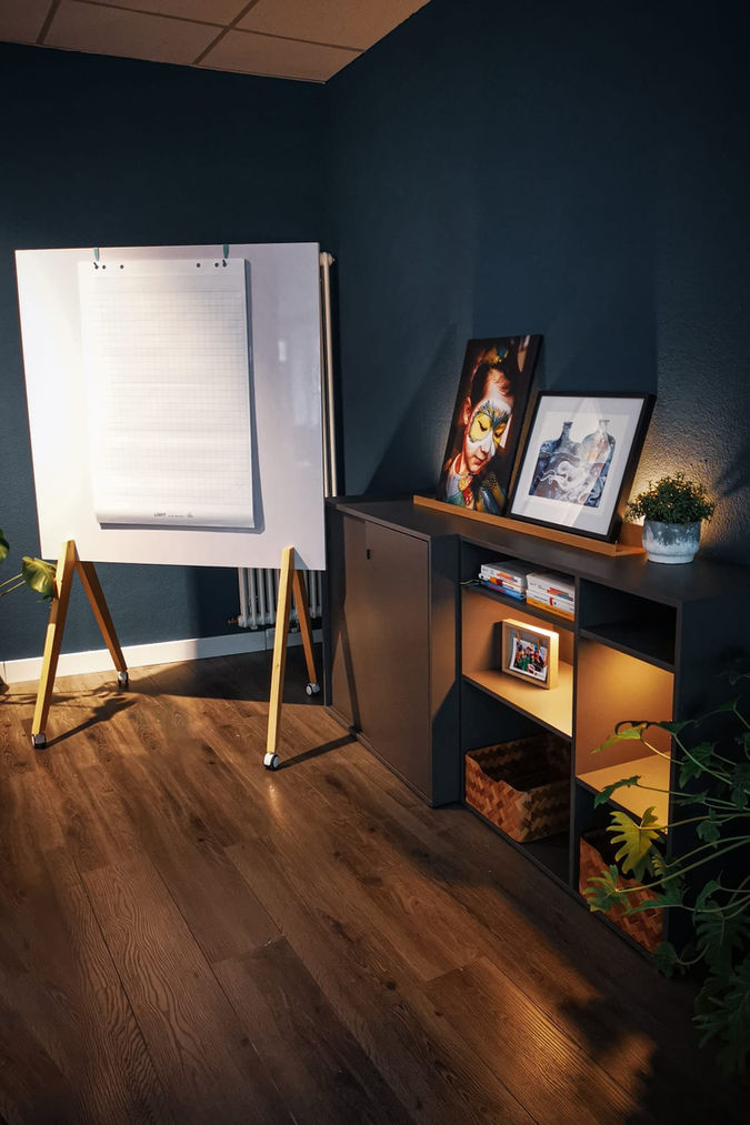 Coachingraum mit Flipchart, Bildern und gemütlicher Atmosphäre