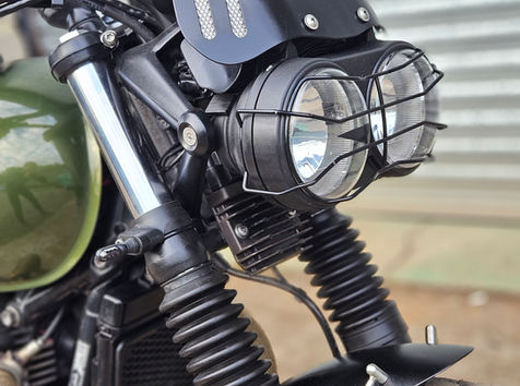 TRiumph scrambler custom pannier headlight