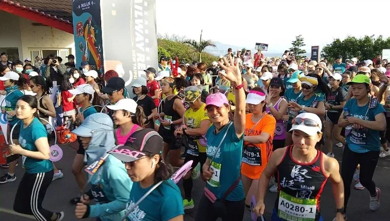 2023新北市鐵道馬拉松接力賽今早在福隆起跑,第1棒限定女性,上午7點準時起跑。