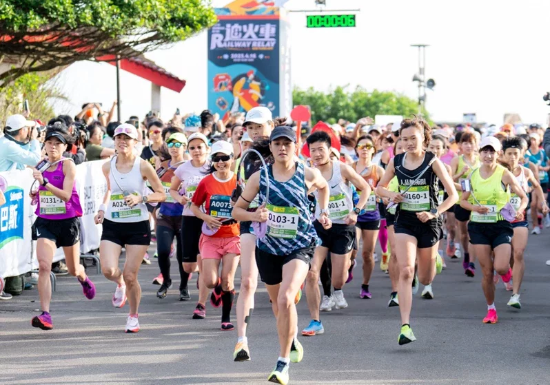 2023新北市鐵道馬拉松接力賽今早在福隆起跑,第1棒限定女性,上午7點準時起跑。