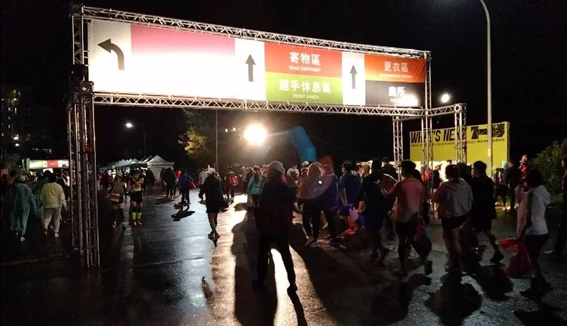 新北市萬金石馬拉松選手今早在北海岸開跑,選手在清晨5點多陸續齊聚翡翠灣起跑點。
