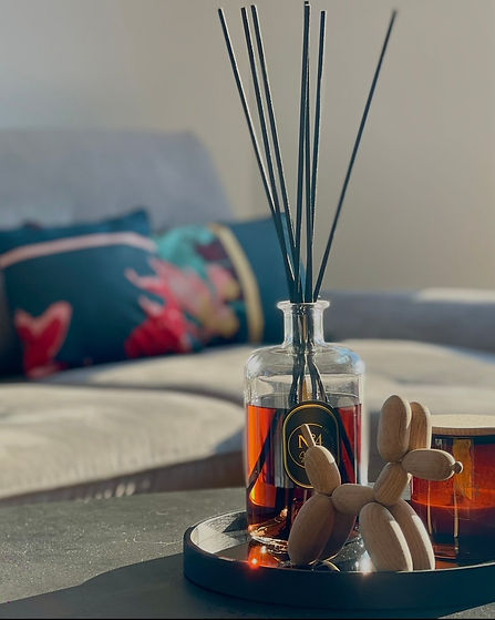 détail décoration table basse salon moderne ambiance chaleureuse intérieur contemporain.jp