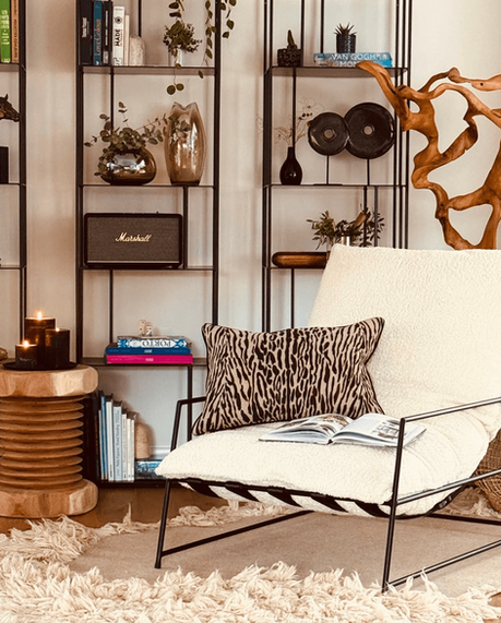 Coin lecture cocooning avec fauteuil bouclette et étagères métal noir près de Valenciennes