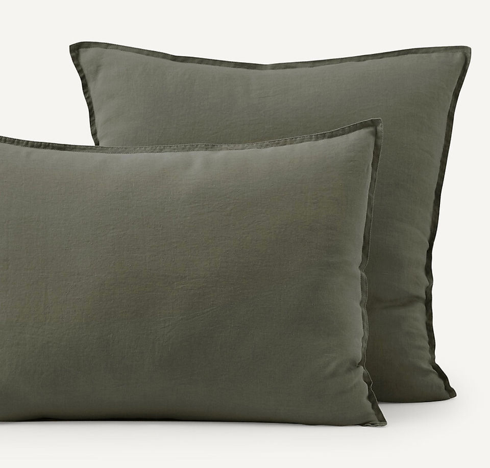 Coussins décoratifs vert kaki pour apporter de la profondeur à une chambre beige