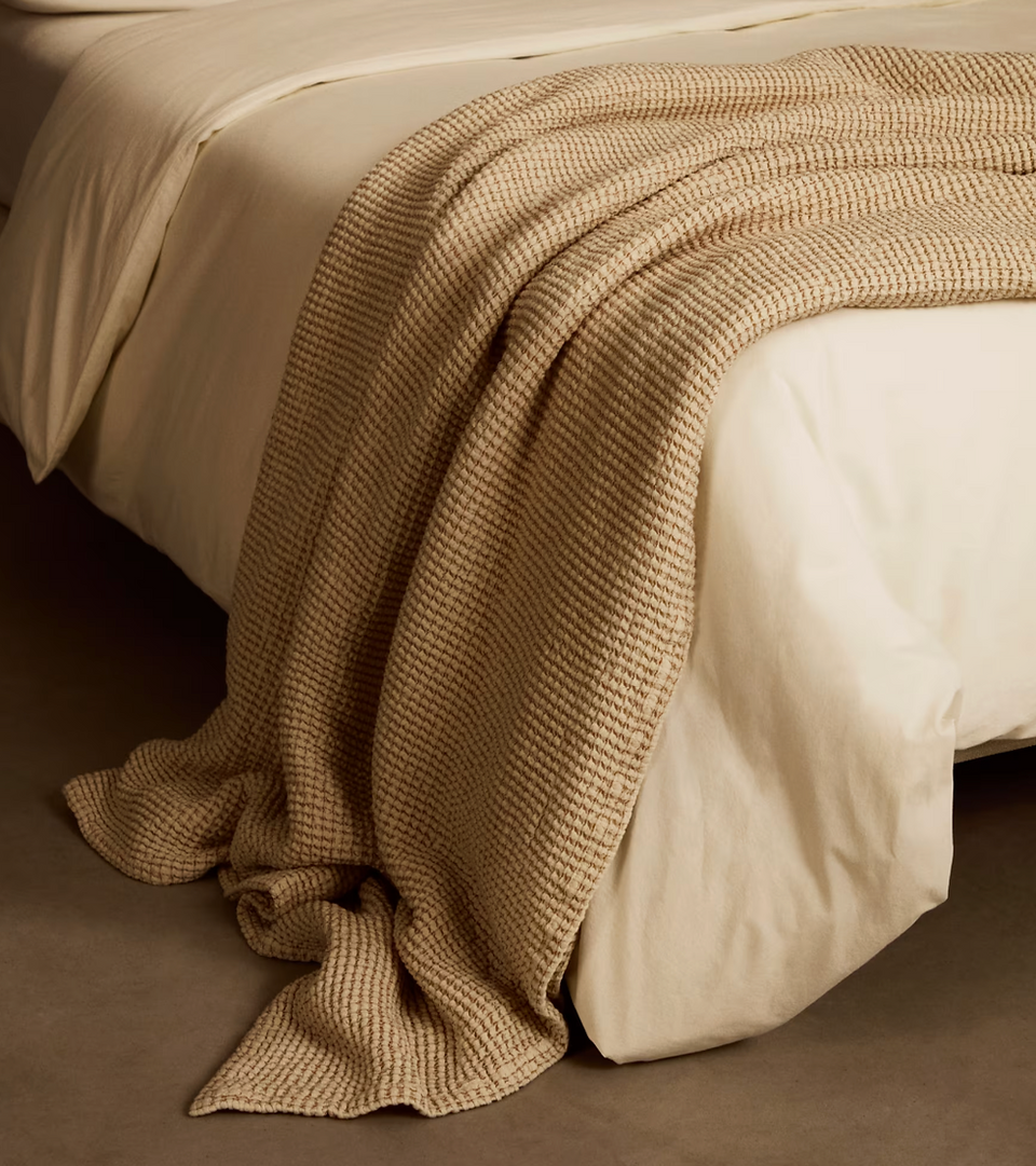 1. Une chambre naturelle aux tons olive et beige