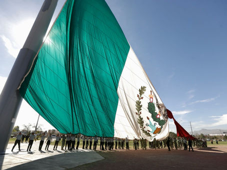 Conmemoran Día de la Bandera con incineración y abanderamiento de escuelas