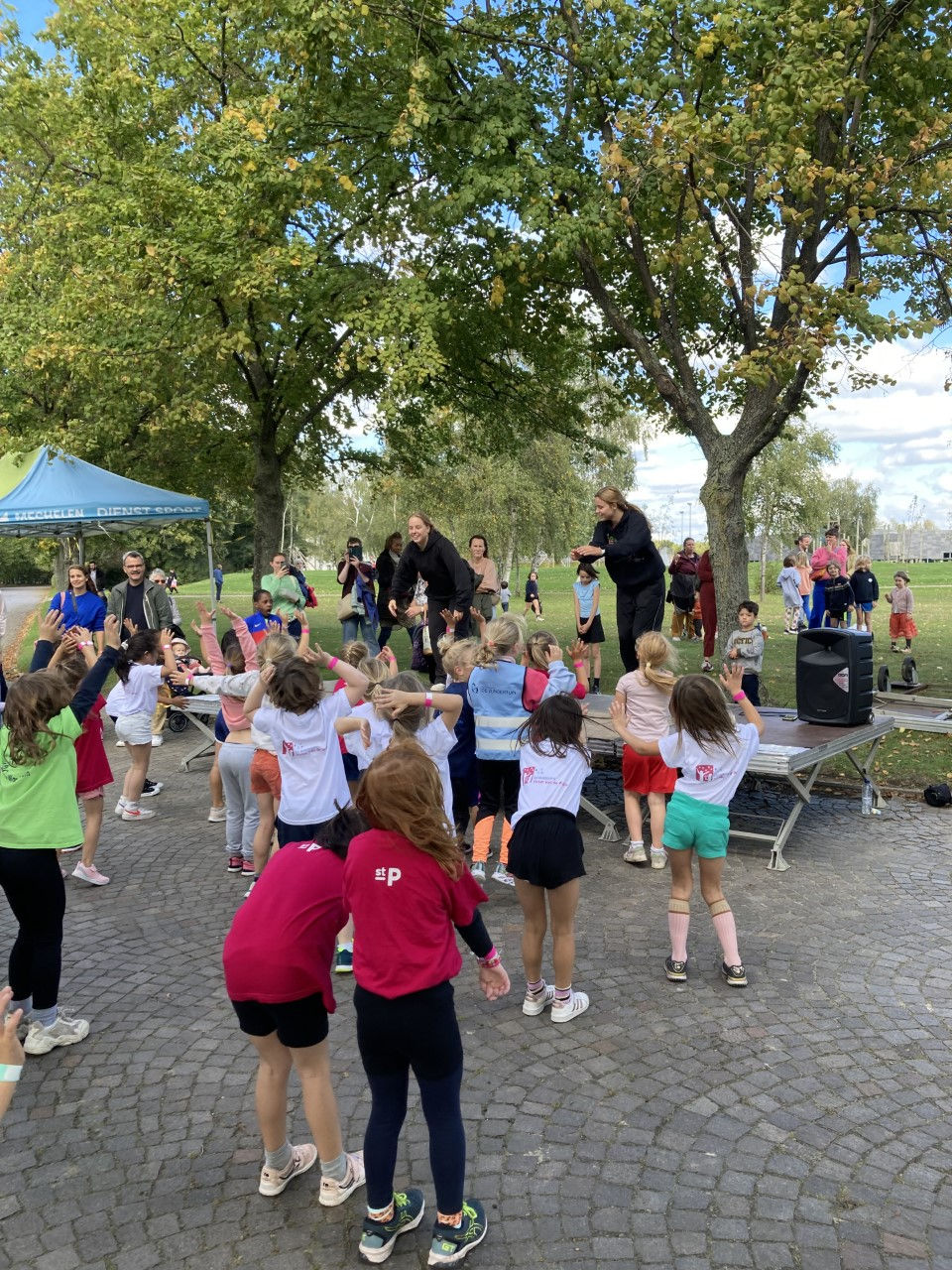 BimSem warmt de lopers op tijdens de jaarlijkse scholenveldloop!