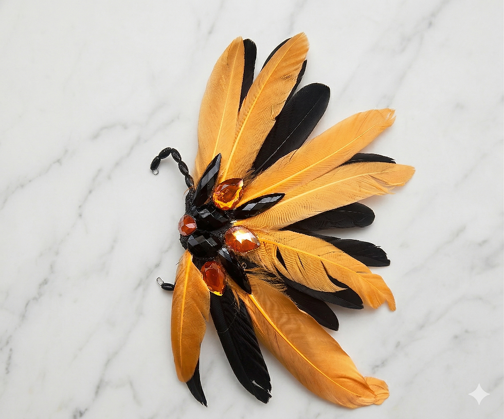 "Foto de perfil de mulher loira usando ear cuff artesanal de luxo modelo Âmbar, com penas pretas e douradas e cristais em tom