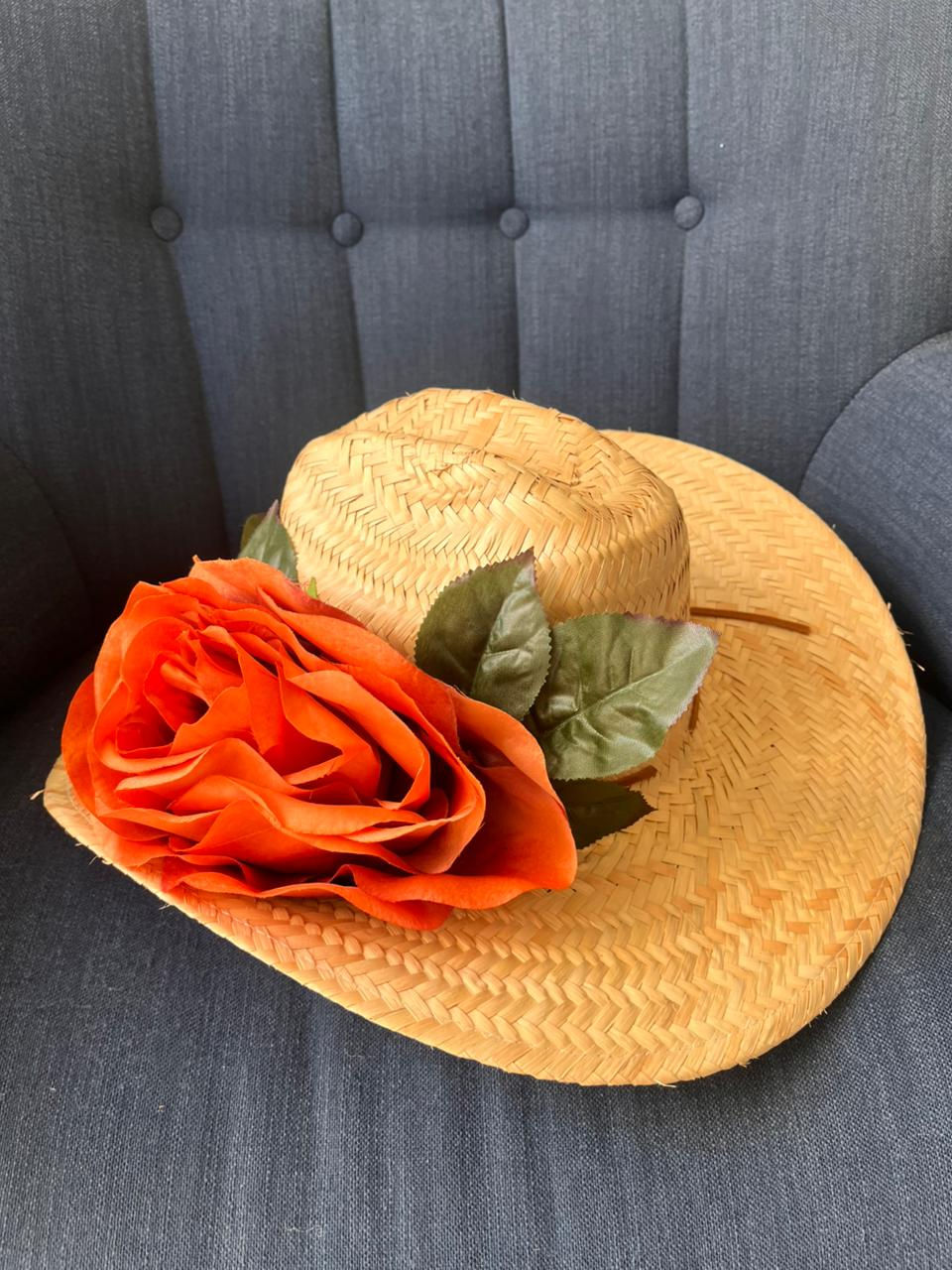 Thumbnail: Chapéu de palha natural com aplicação de flor lateral artesanal."