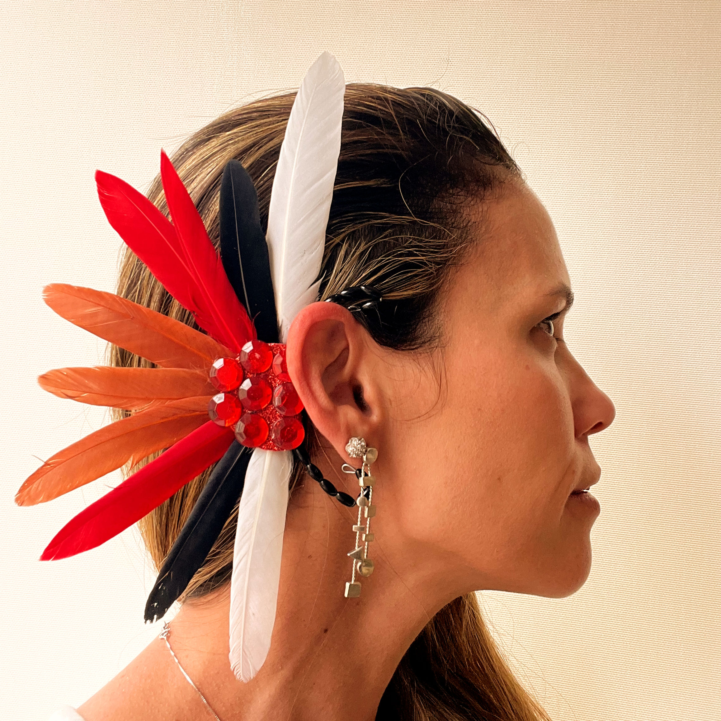 Ear Cuff com penas marrons, pretas, brancas e vermelhas