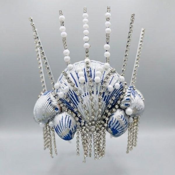 Thumbnail: Tiara coroa Rainha do Mar/Iemanjá artesanal com conchas prata e azuis, decorada com strass e pérolas.