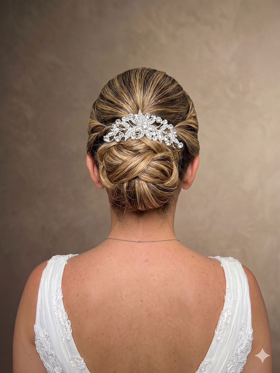 Miniatura: Acessório de cabelo tipo pente, prateado e cravejado com cristais brilhantes em design de flores e ramos, sobre fundo branco