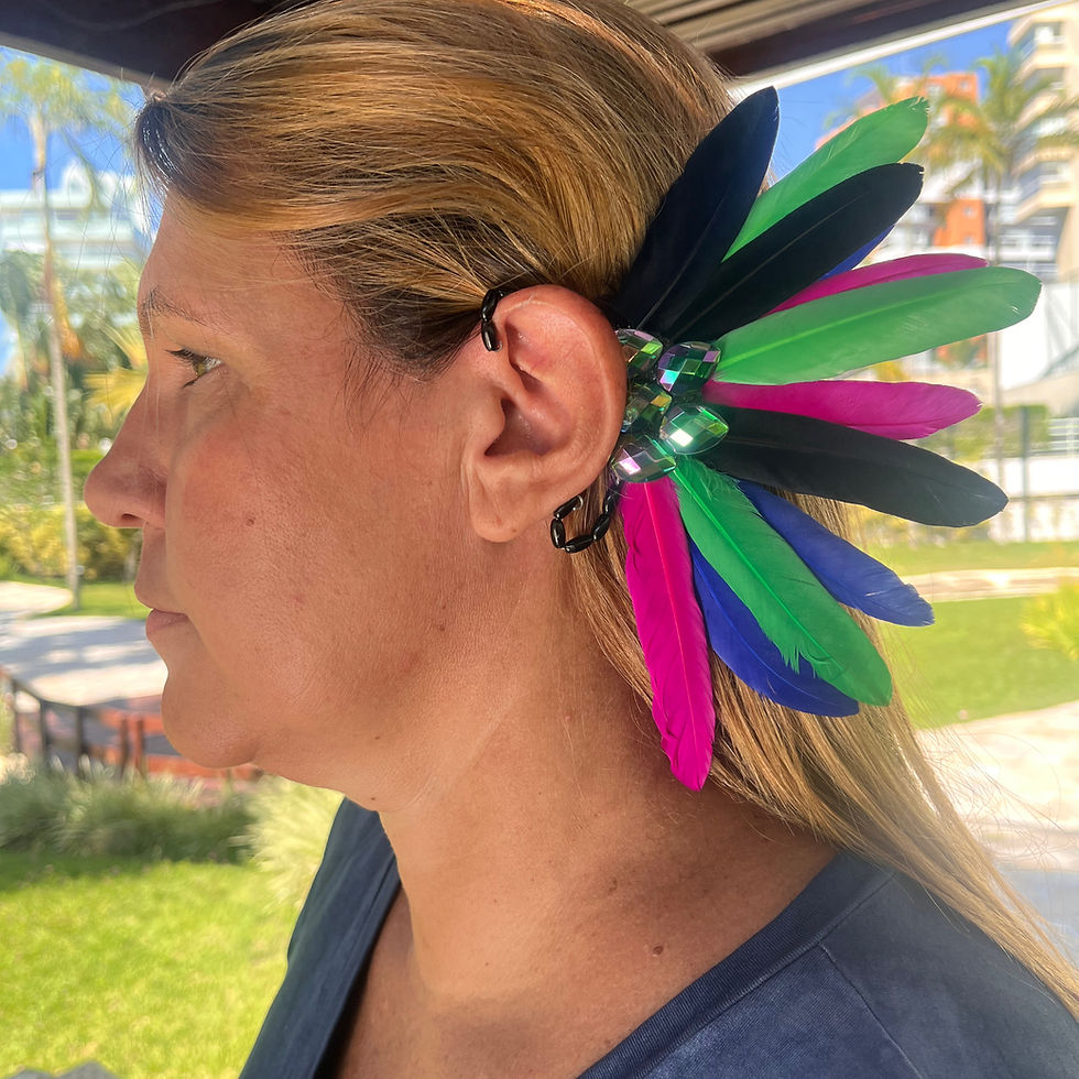Acessório de orelha modelo ear cuff com penas longas e volumosas nas cores pink, verde e preto.