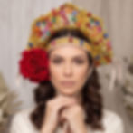 Chapéu de couro legítimo estilo Maria Bonita, decorado com pedrarias coloridas, cordão dourado e uma rosa colombiana vermelha