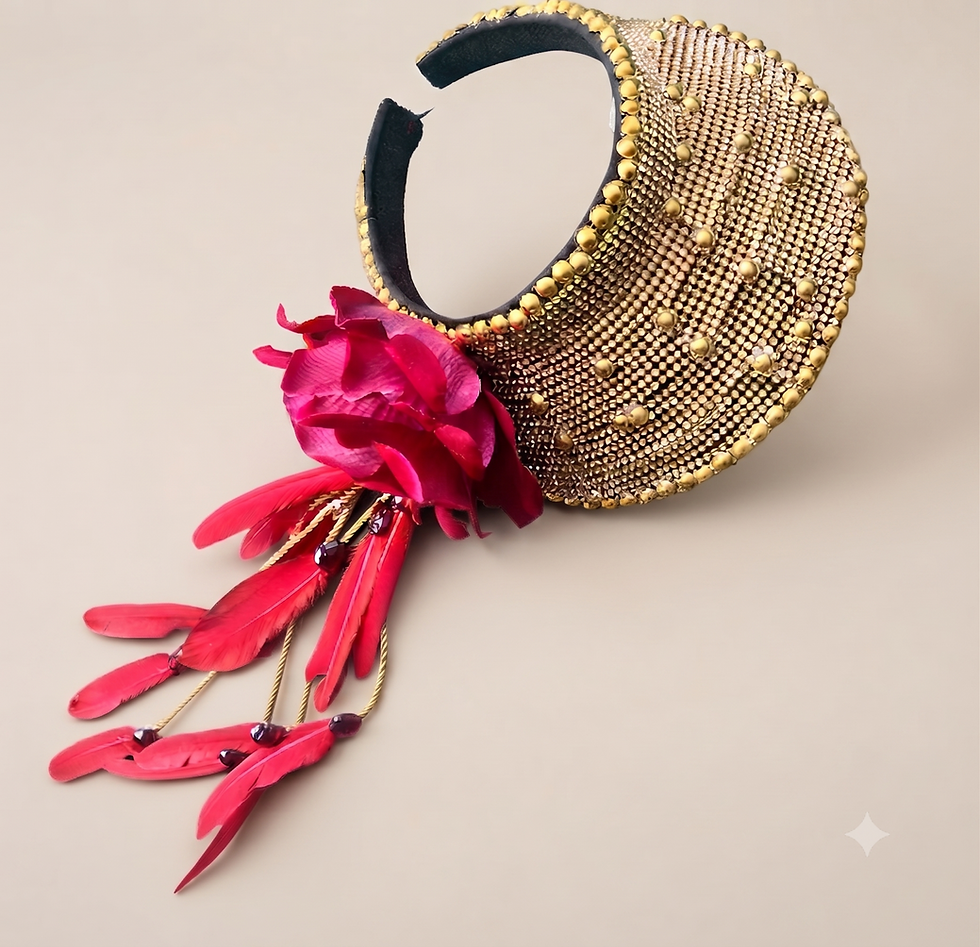 Miniatura: "Viseira dourada com rosa magenta e franjas, pedras vermelhas e plumas."