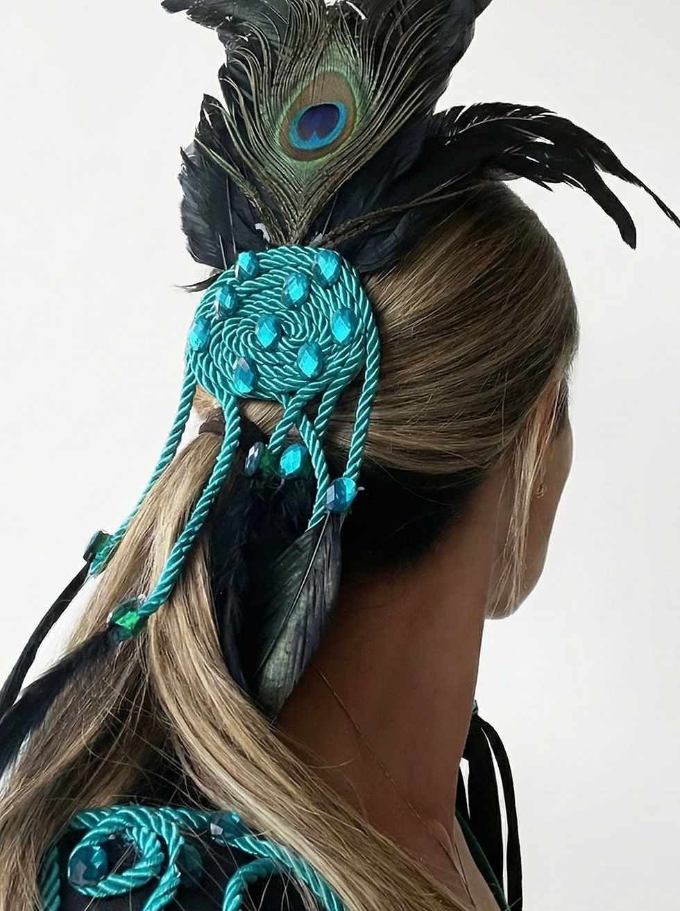 Presilha Elegance: acessório com penas e luxo para brilhar no carnaval ou festas. Disponível em dois tamanhos, com penas de p