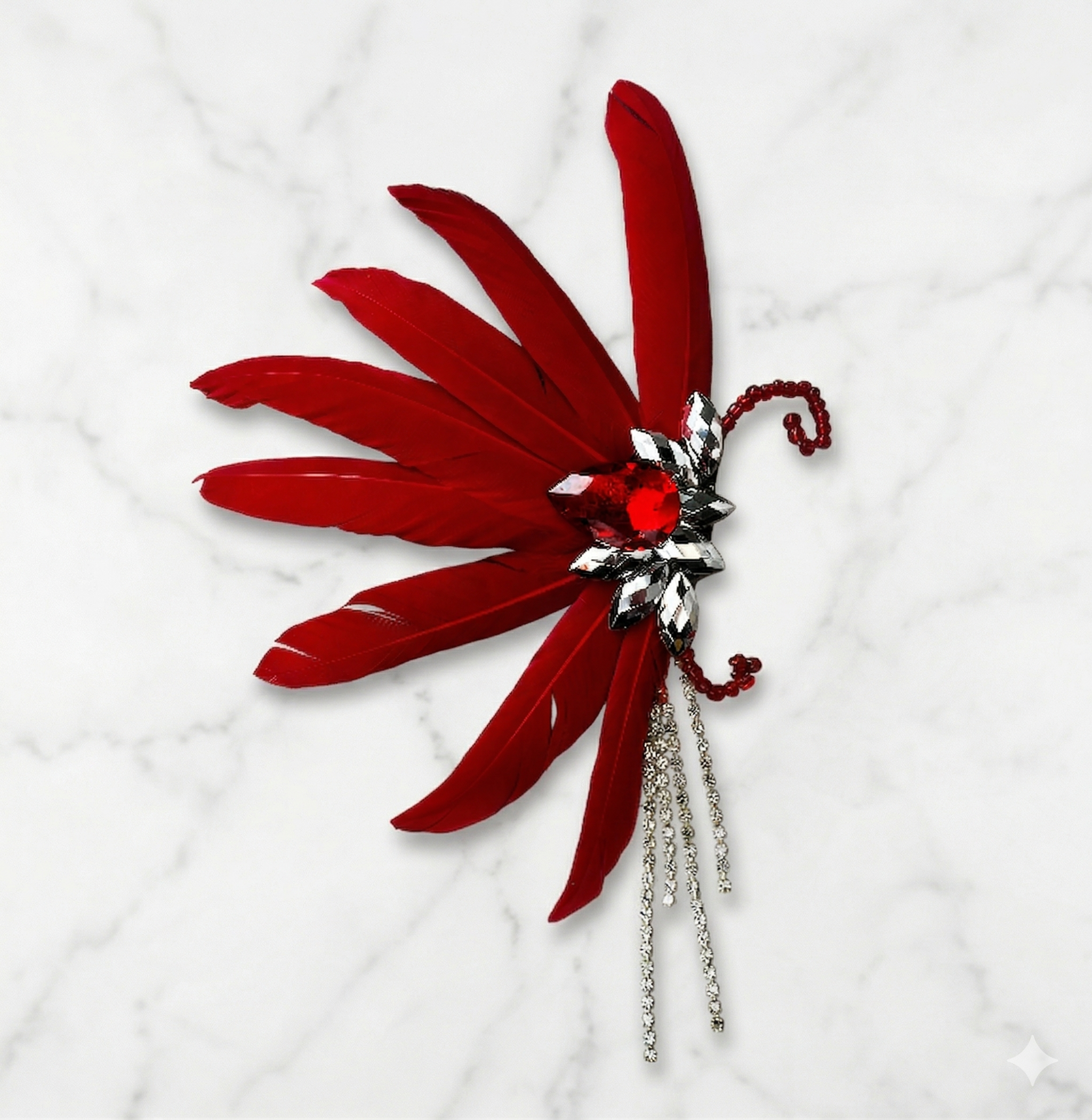 Ear Cuff com miçangas vemelhas, penas vermelhas e pedras pratas e vermelha.