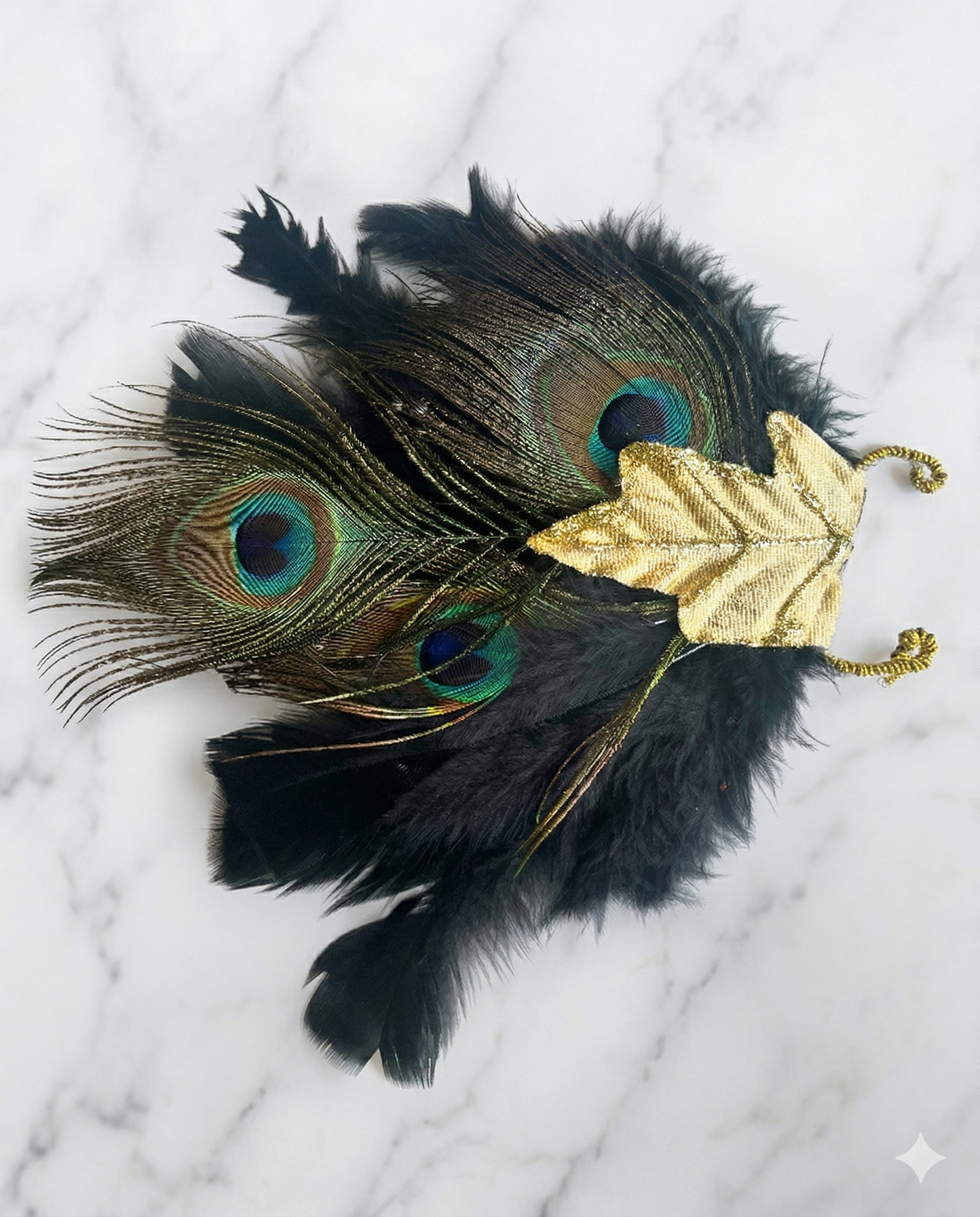 Ear cuff folha dourada, penas pretas e penas de pavão
