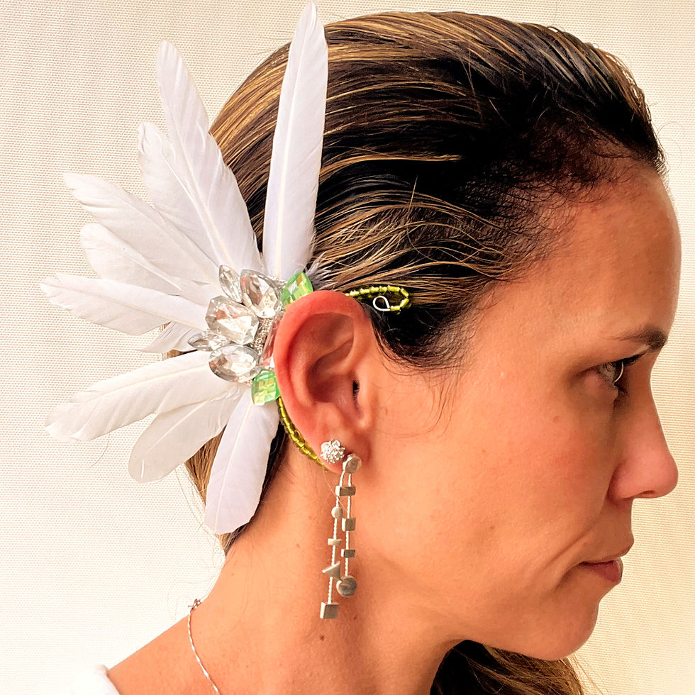 Ear cuff com penas brancas e pedras decorativas.