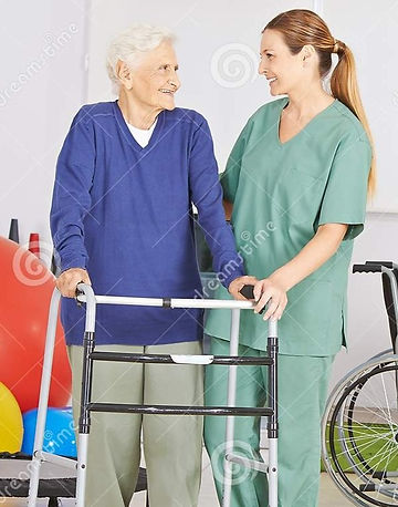 adultos-mayores-con-una-enfermera-en-casa-de-retiro-enfermero-un-centro-enfermería-durante