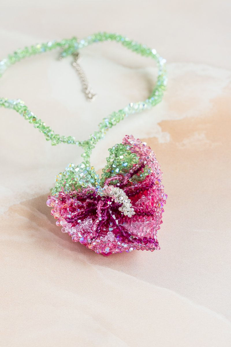 Miniature : Détail du Collier d'Anthurium réalisé par Sylvie D'arche sculptrice en bijou de luxe