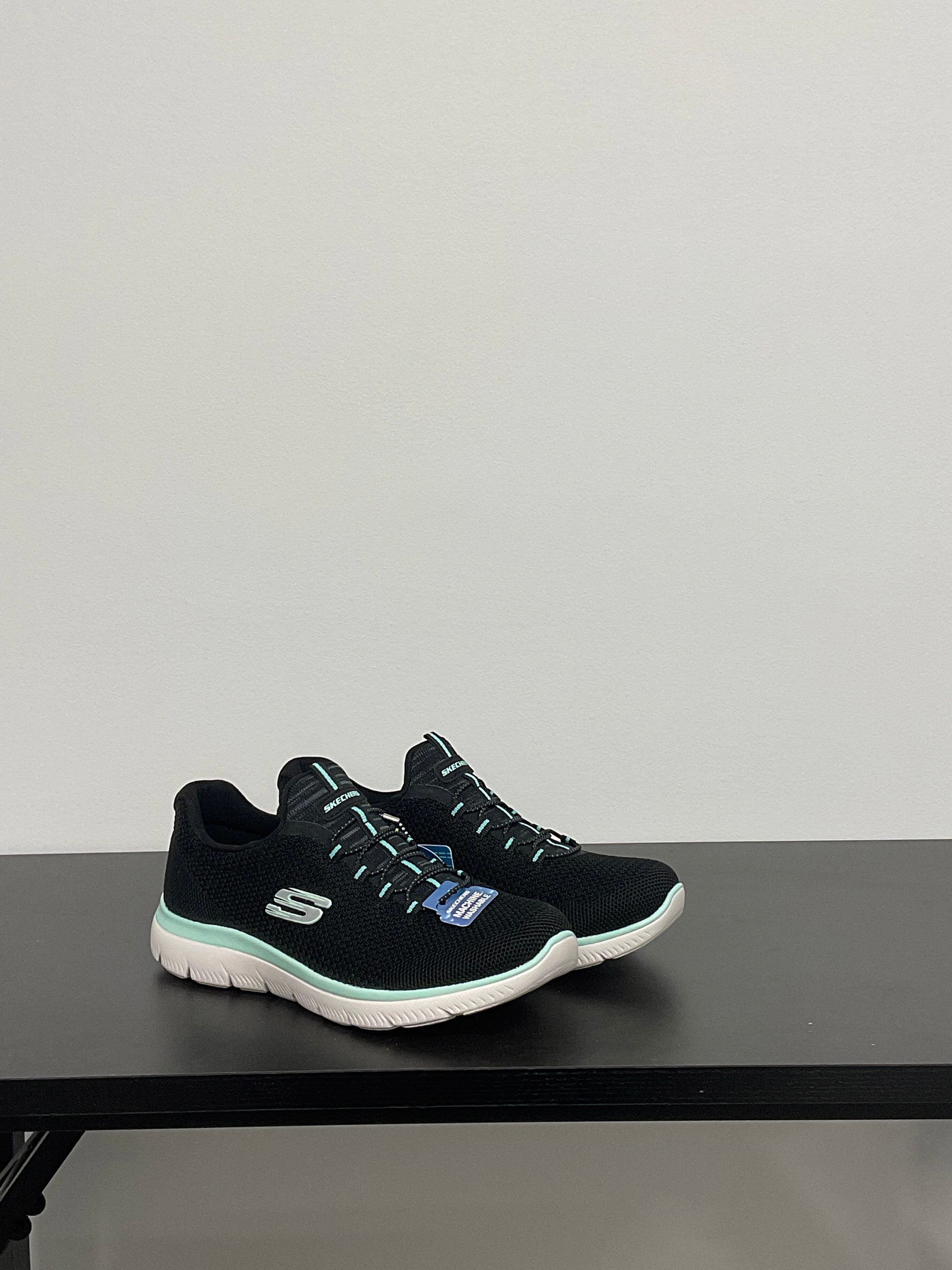 Teen girls sneaker size 6