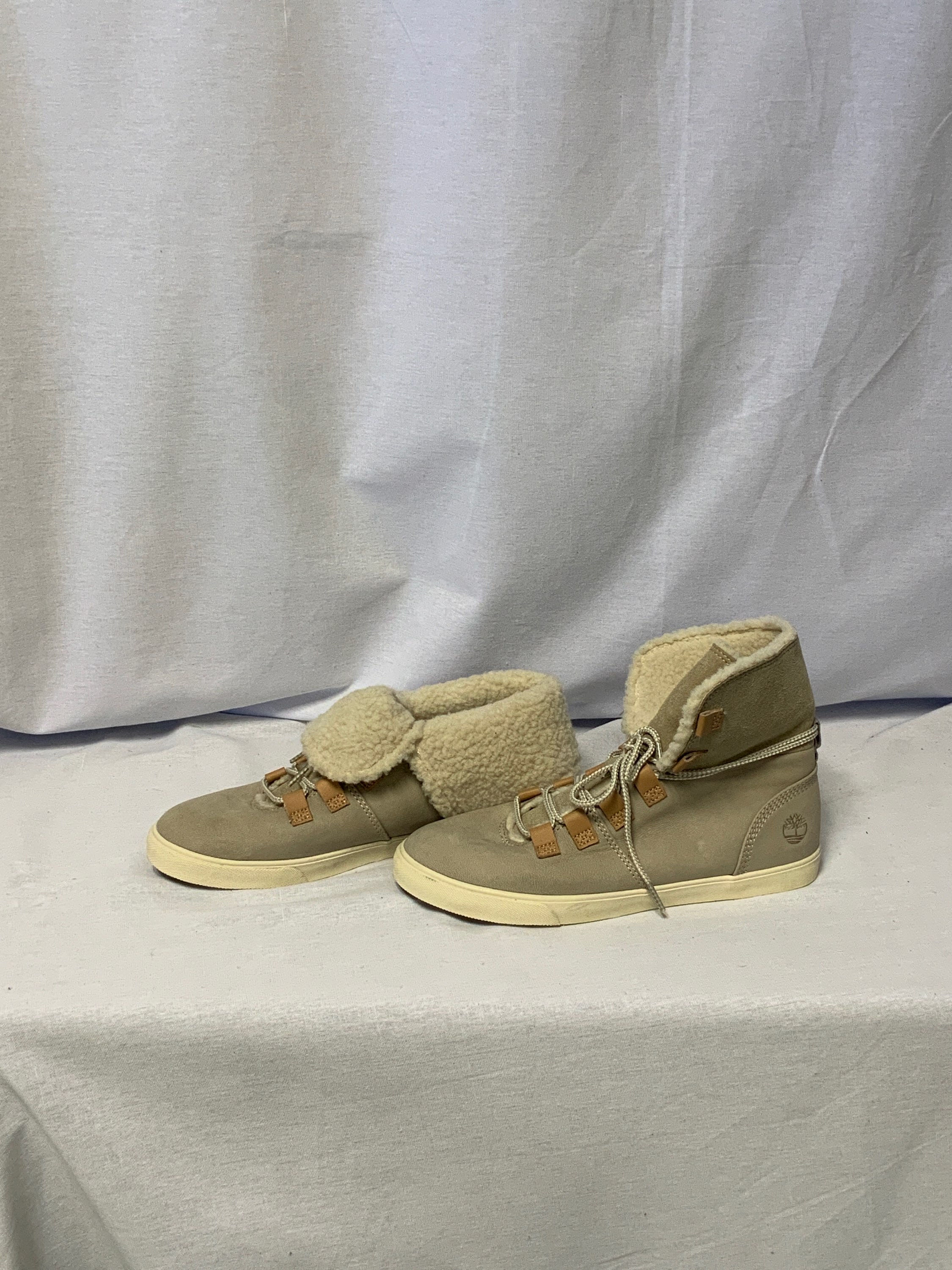 Teen Girls Boots Size 7.5