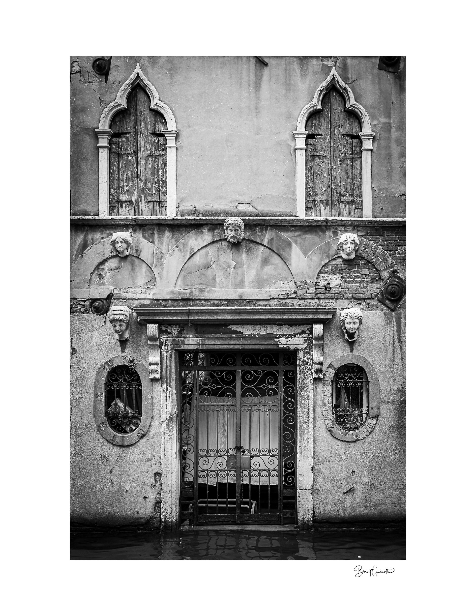 Photo en noir et blanc représentant l'architecture vénitienne
