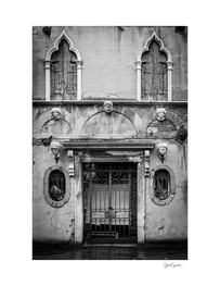 Photographie de fenêtres gothiques et d’une ouverture sur un canal à Venise.
