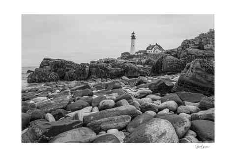 Photographie du phare de Portland Head vu depuis la côte rocheuse.