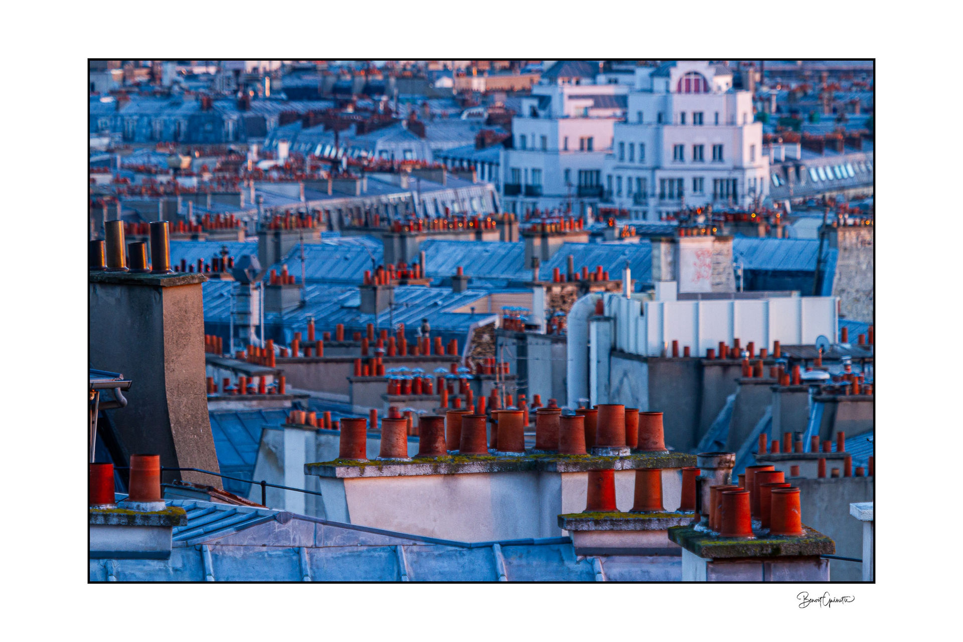Photographie en couleur des toits et cheminées de Montmartre