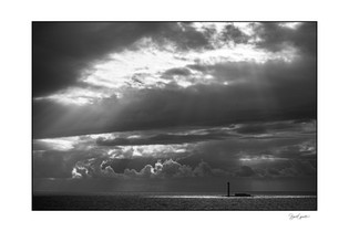 Photographie du phare du Planier au milieu de la mer.