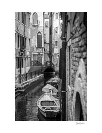 Photographie d’un canal étroit à Venise.