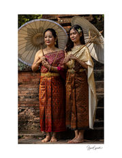 Femmes posant dans leurs vêtements traditionnels près du site d'Angkor au Cambodge