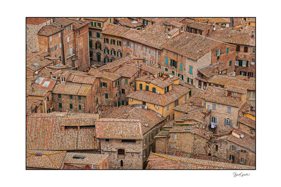 Photographie en couleur des toits de Sienne.