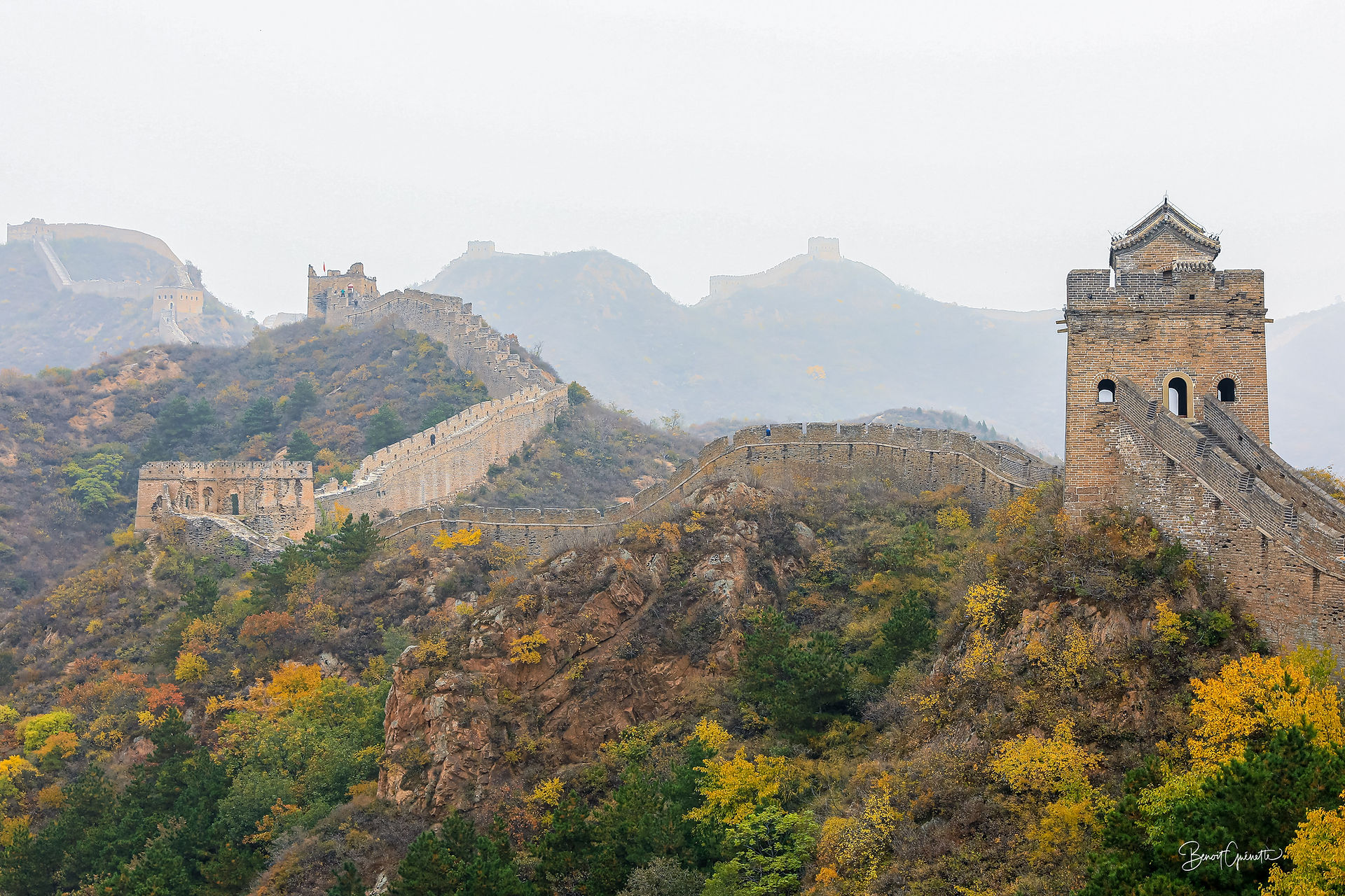 La Grande Muraille ondule à travers la brume automnale de Jinshanling.