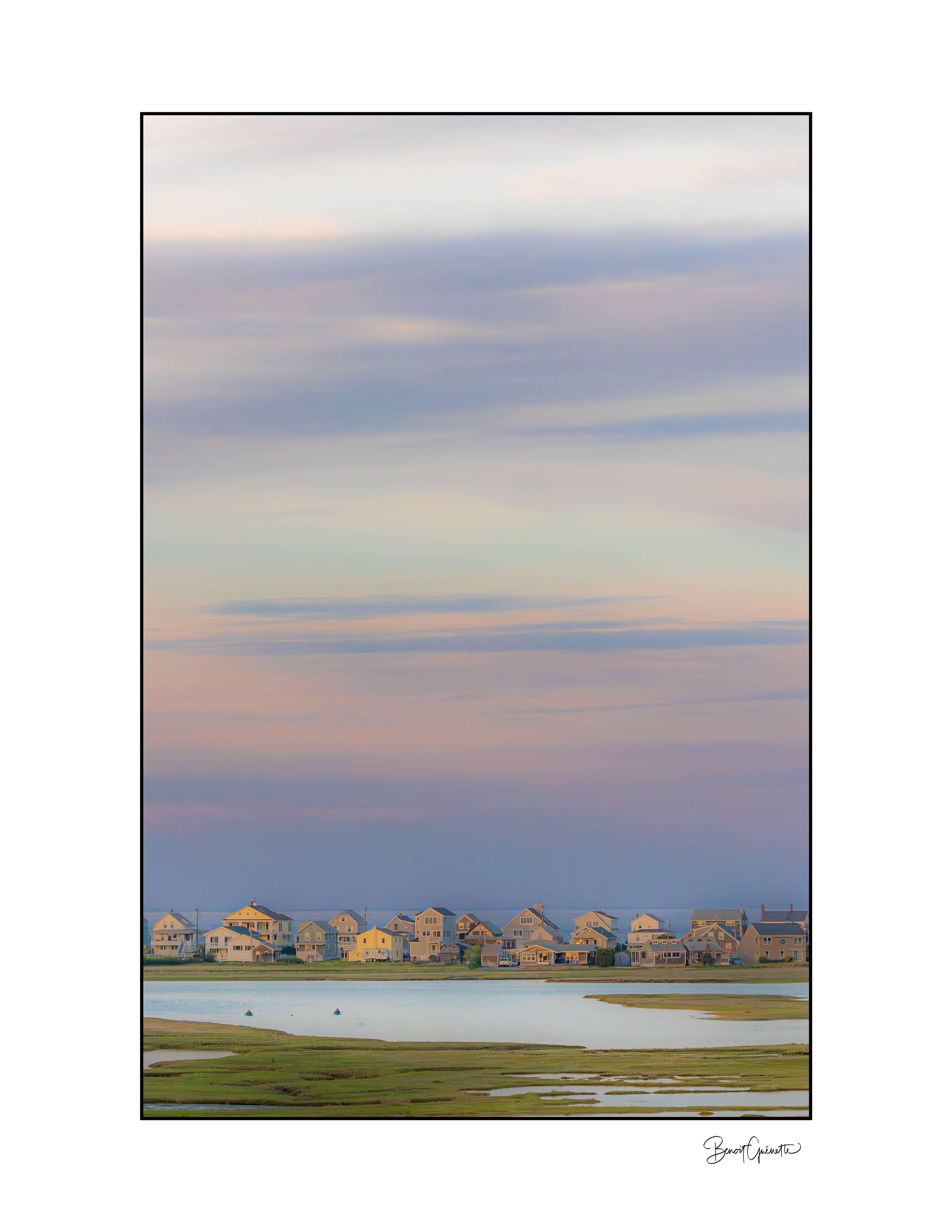 Paysage en fin de journée, le ciel s’embrassant de nuances rose, mauve et bleu, enveloppant les maisons d’une belle douceur.