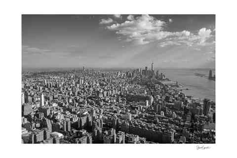 Photographie en noir et blanc d’un panorama de Manhattan