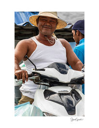 Homme sur le quais de Long Set Beach, Koh Rong, Cambodge