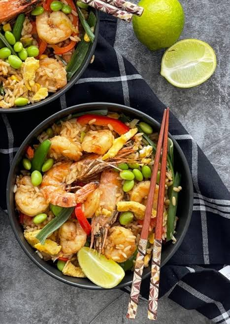 After-Workout-Wok: Schnelle Fitness-Pfanne mit Garnelen, Edamame & Duftreis