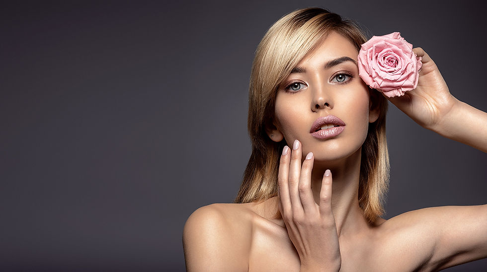 Schöne Frau mit einer Rose