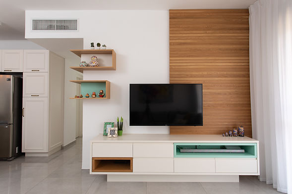 קיר טלויזיה. נגרות בהתאמה אישית