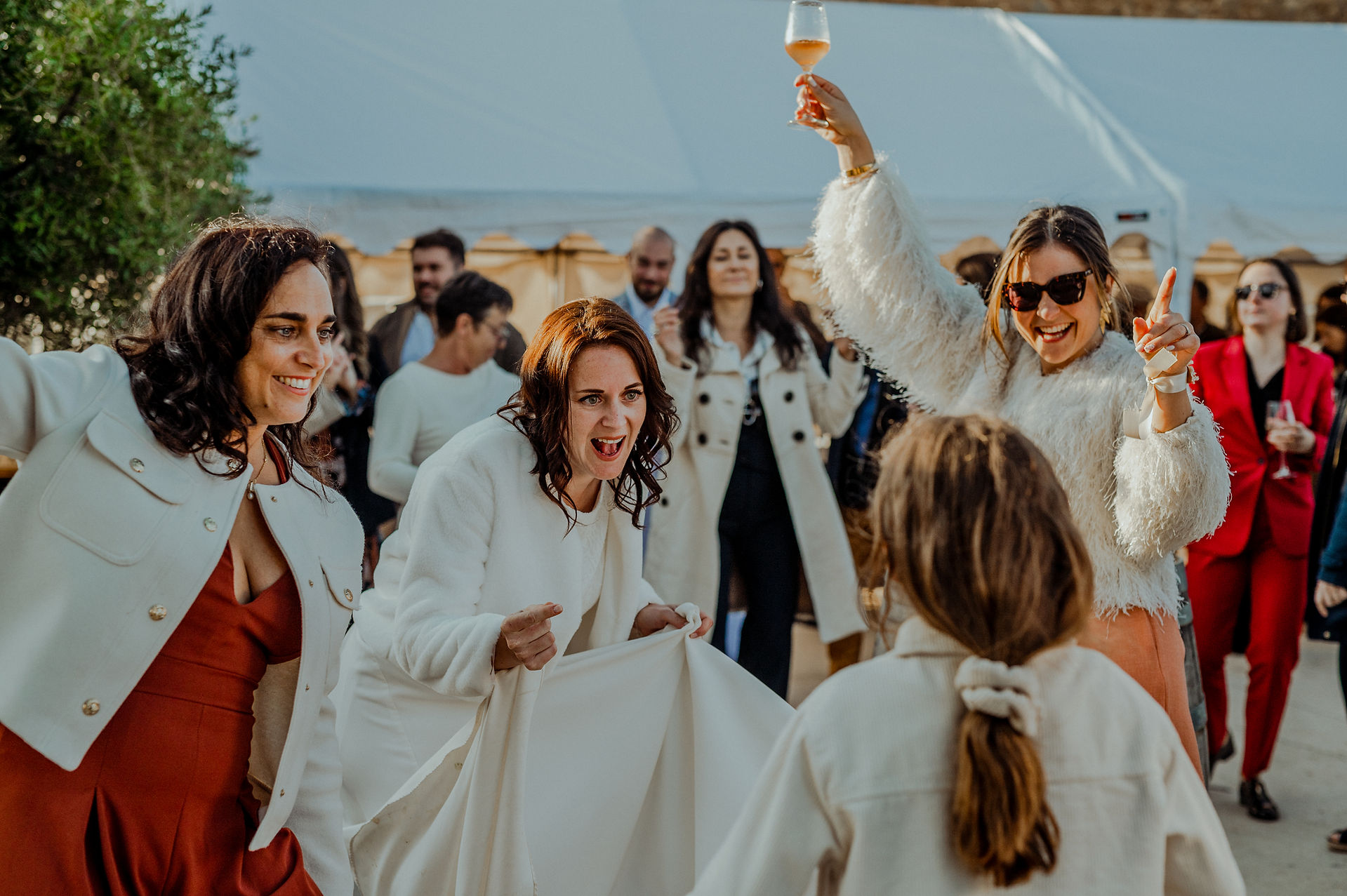 photographie mariage sur le vif, photographe de mariage aude, photographie vin d'honneur mariage